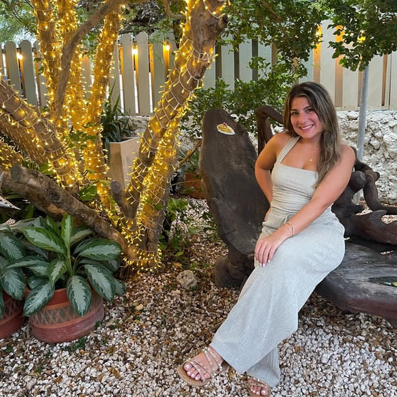 Meet your Posher, Nicole - Picture 1 of 1